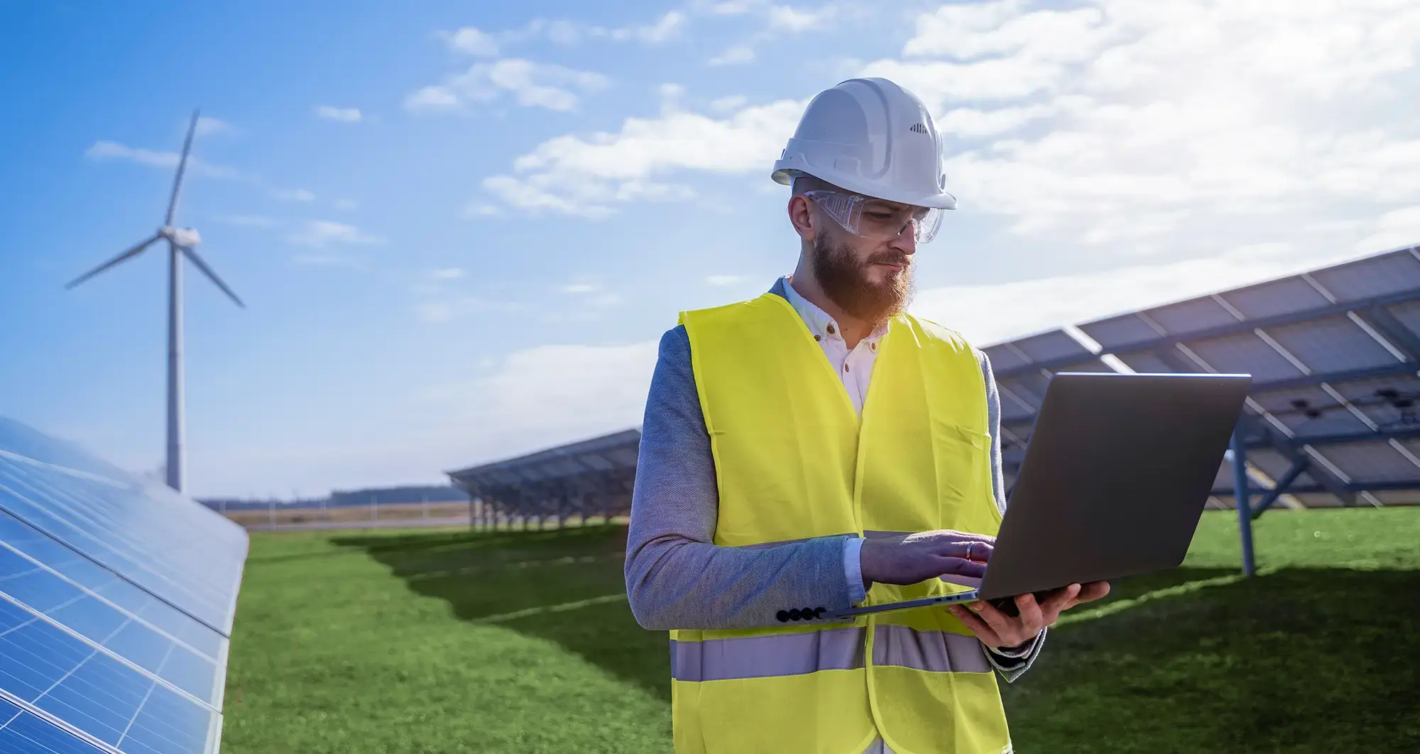 energy-engineer-holding-laptop-fullscreen-hero-desktop