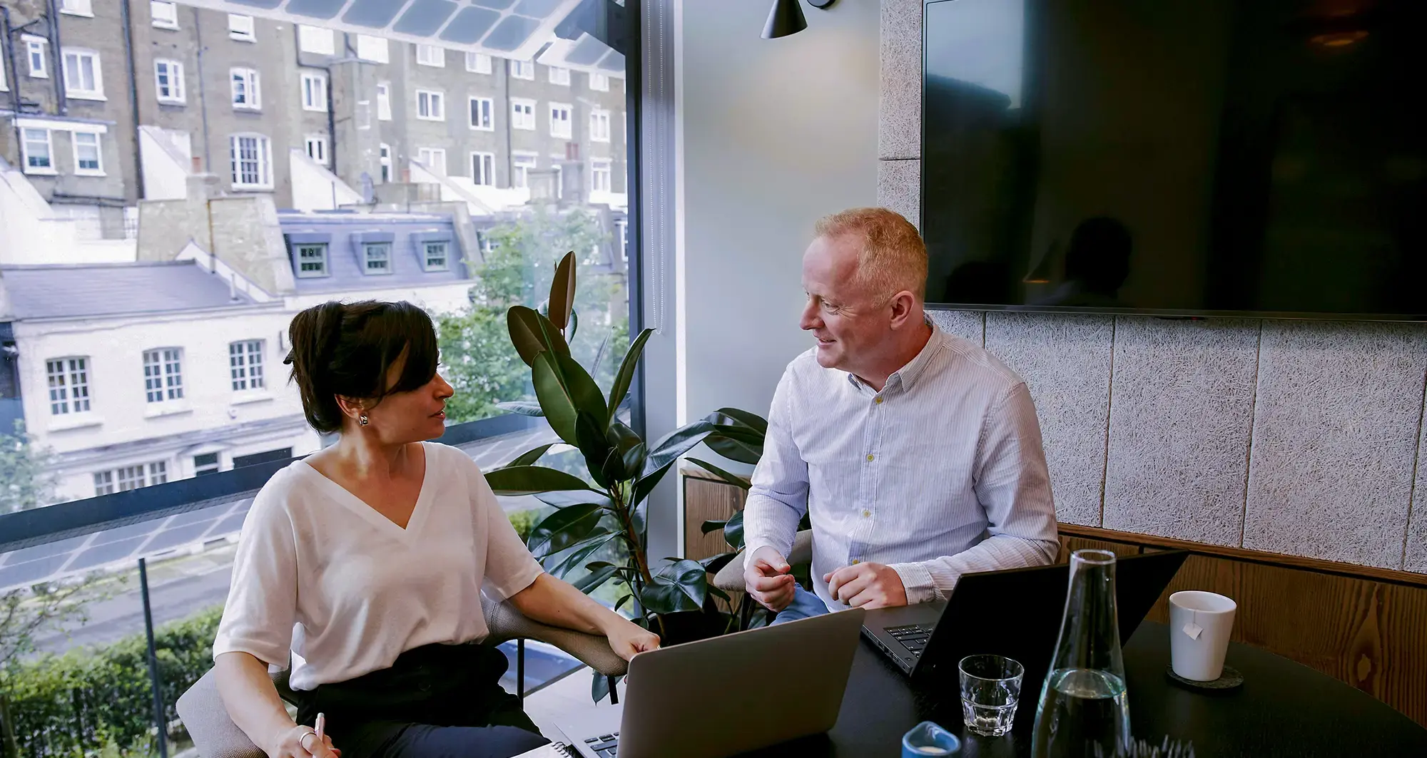 collegues-in-professional-meeting-fullscreen-hero-desktop