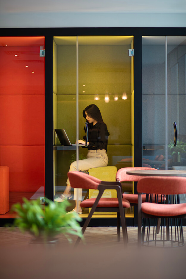 focused-office-digital-work-box-and-image-grid