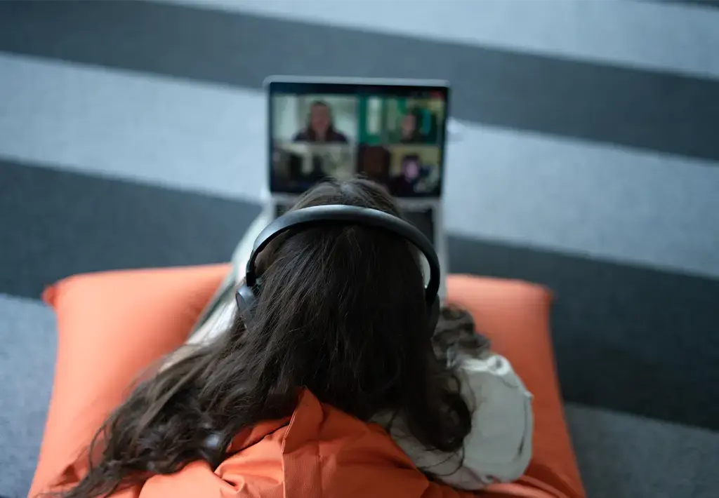 virtual-meeting-headphones-carousel-insight-expanded