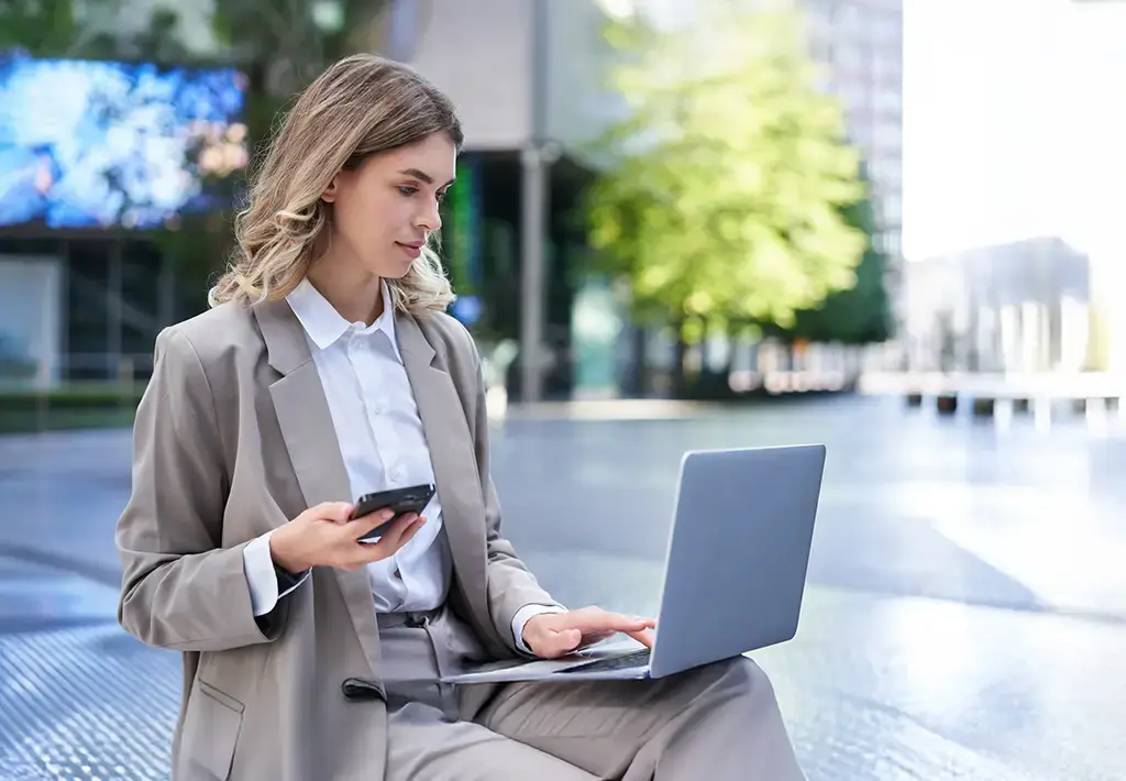 working-laptop-mobile-carousel-insight-expanded