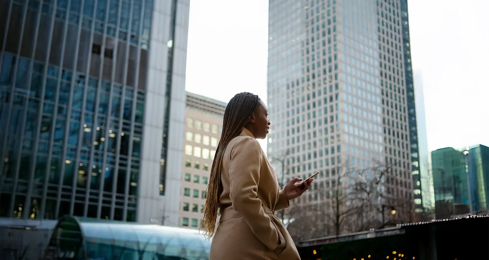 Skyscraper-city-woman-smartphone-fullscreen-hero-desktop