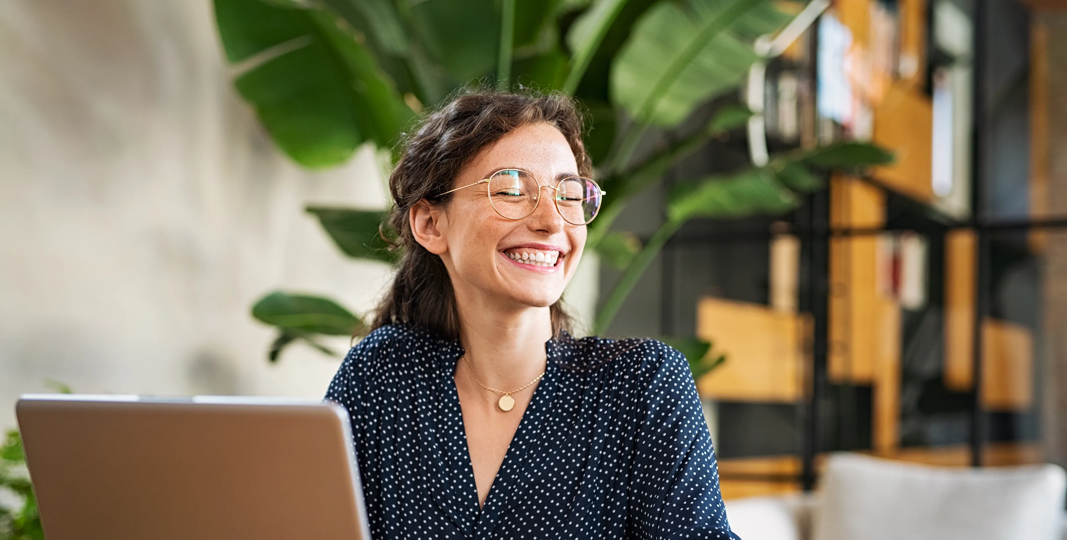 Customer smiling in front of a Laptop